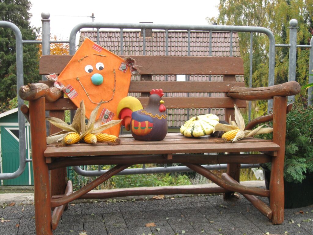 Der Herbst kommt und um Dorf wird die Herbstdekoration verteilt.