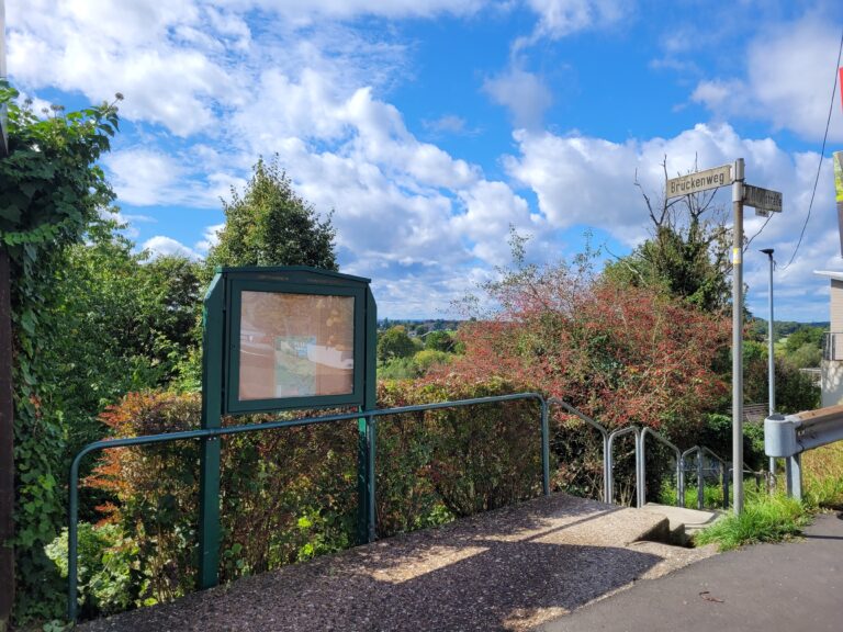 Die Infotafel ist zurück